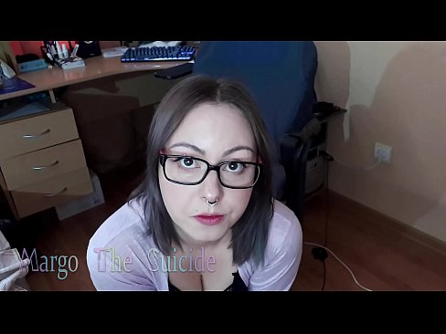 ❤️ Neska sexy betaurrekoekin dildoa zurrupatzen du kameraren aurrean ️ Super sexua pornoan eu.pornobot.ru ️❤