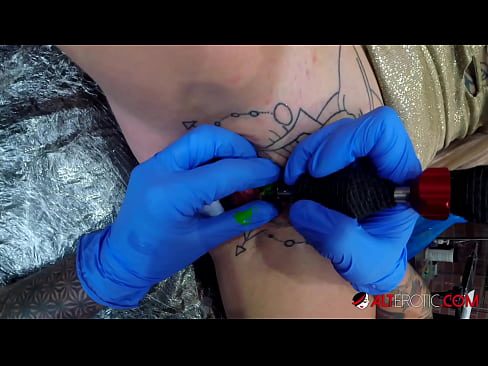 ❤️ Sully Savage-k izugarri tatuatu zuen klitorian tatuaje bat egin zuen ️ Super sexua pornoan eu.pornobot.ru ️❤
