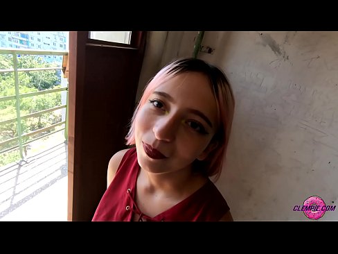❤️ Ikasle sentsuak arrotz bat zurrupatzen du kanpoaldean - Cum On His Face ️ Super sexua pornoan eu.pornobot.ru ️❤